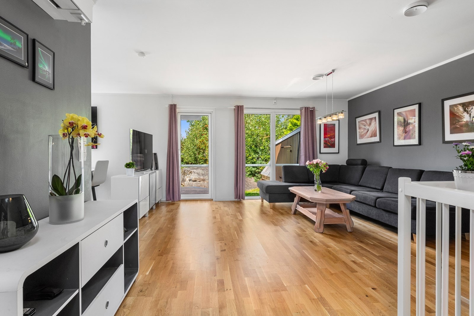 I stuen er det god plass til en større sofagruppe, bord og tv-benk. Utgang til terrasse. Galleribilde