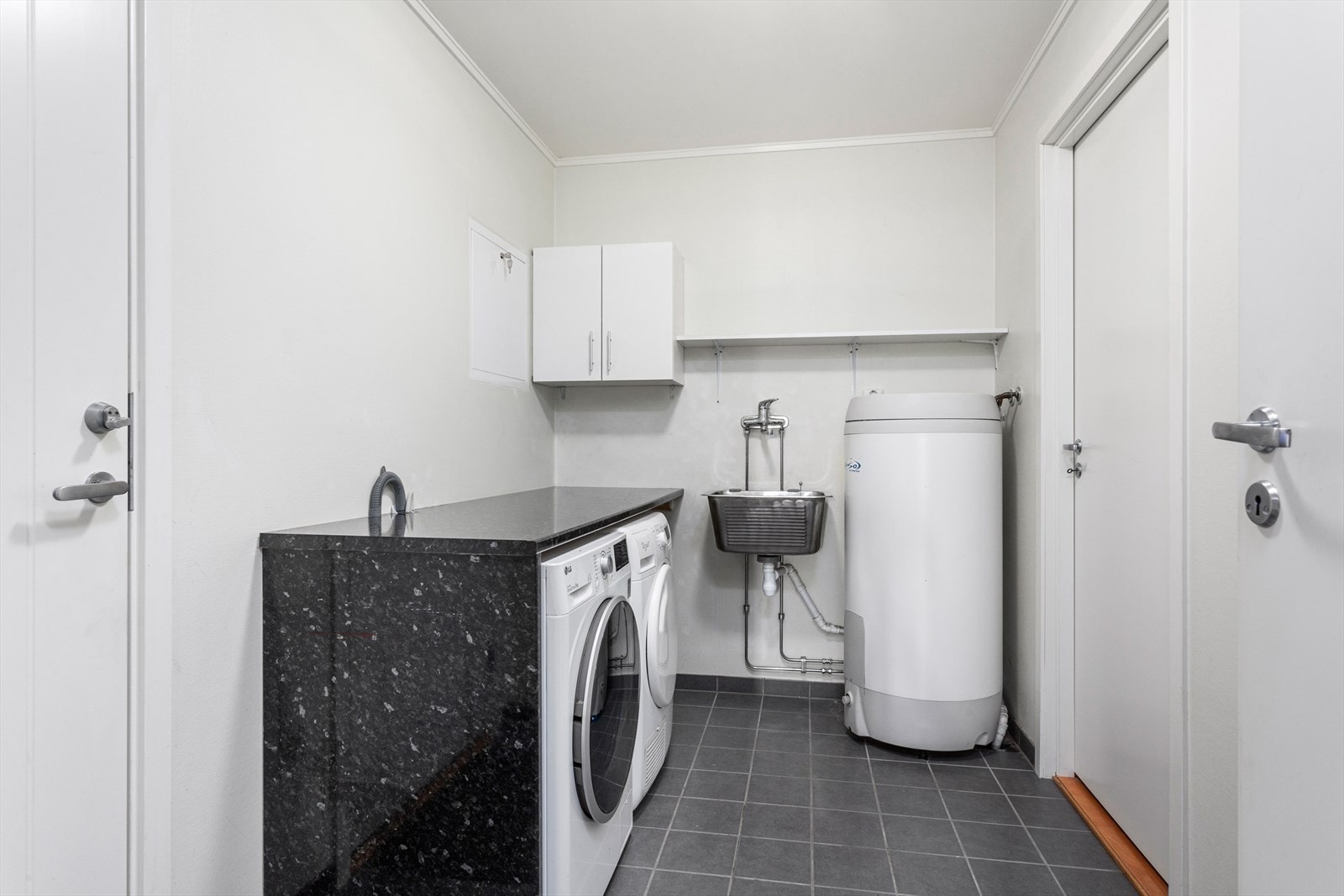 Rommet består av skyllekum med innredning og opplegg for vaskemaskin/tørketrommel. Galleribilde