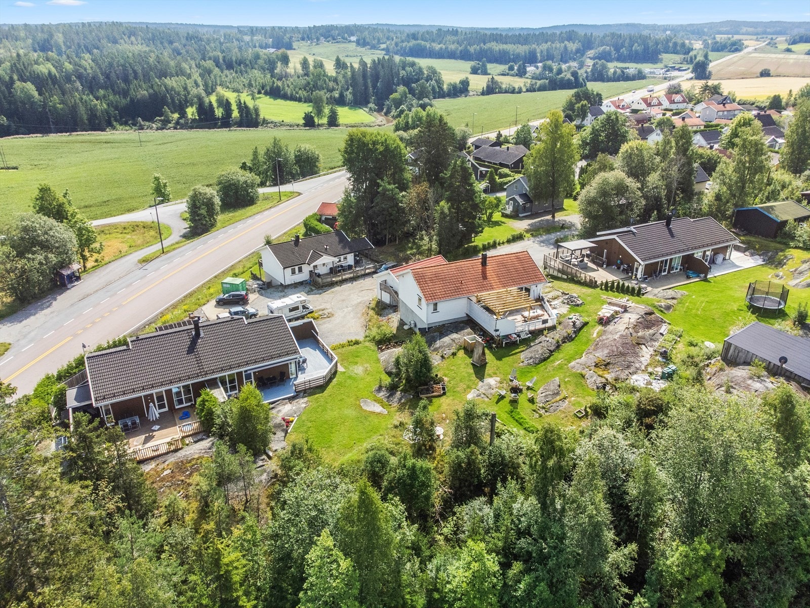 Eiendommen ligger i Hølen. Hølen er et pittoresk område med naturskjønne omgivelser. Galleribilde