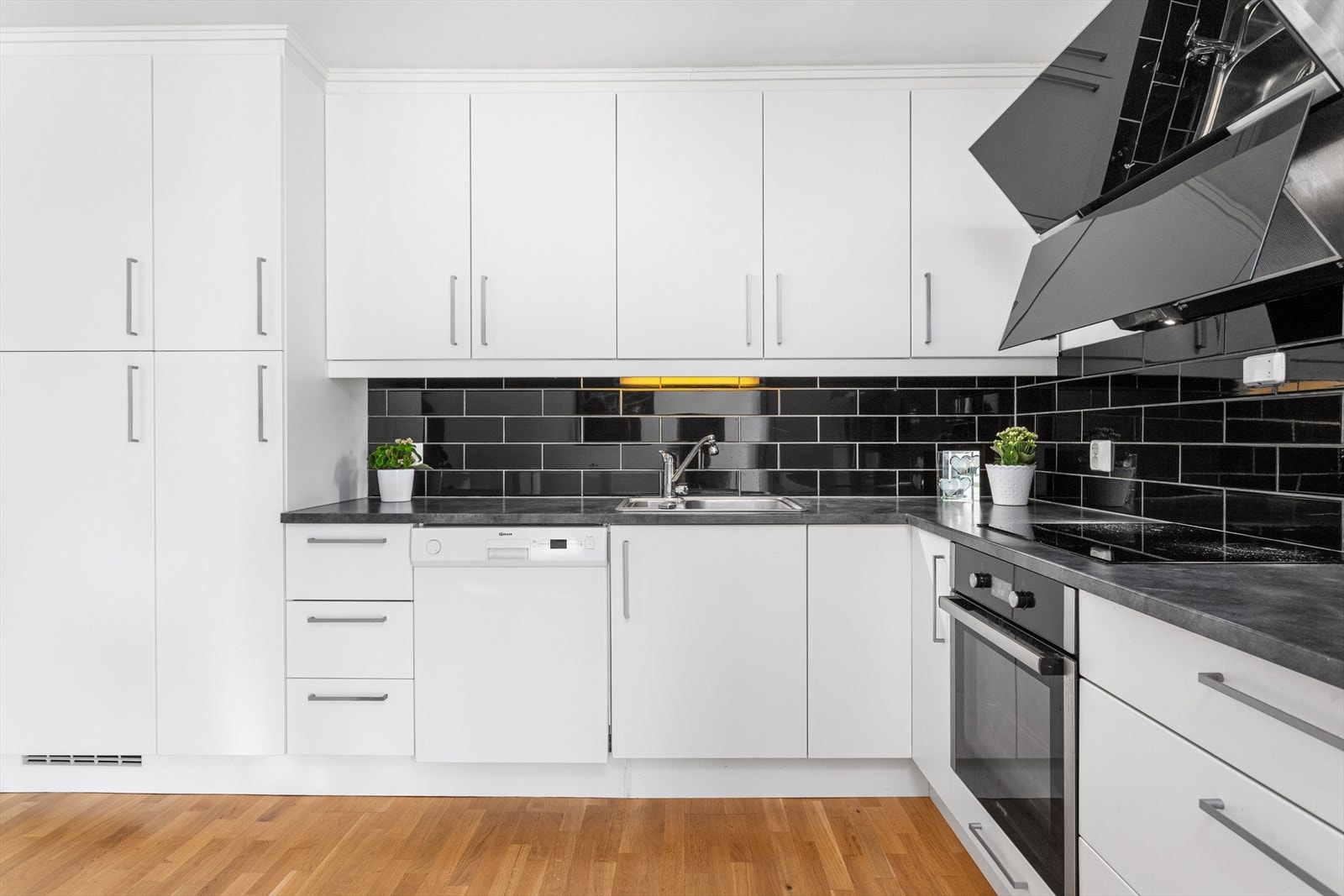 Fliser over kjøkkenbenk. Godt med benkeplass. Galleribilde