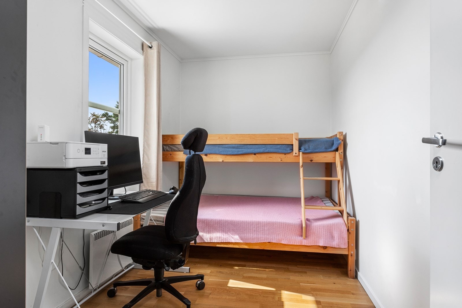 Soverom (2) har plass til køyeseng og skrivebord om ønskelig. Galleribilde