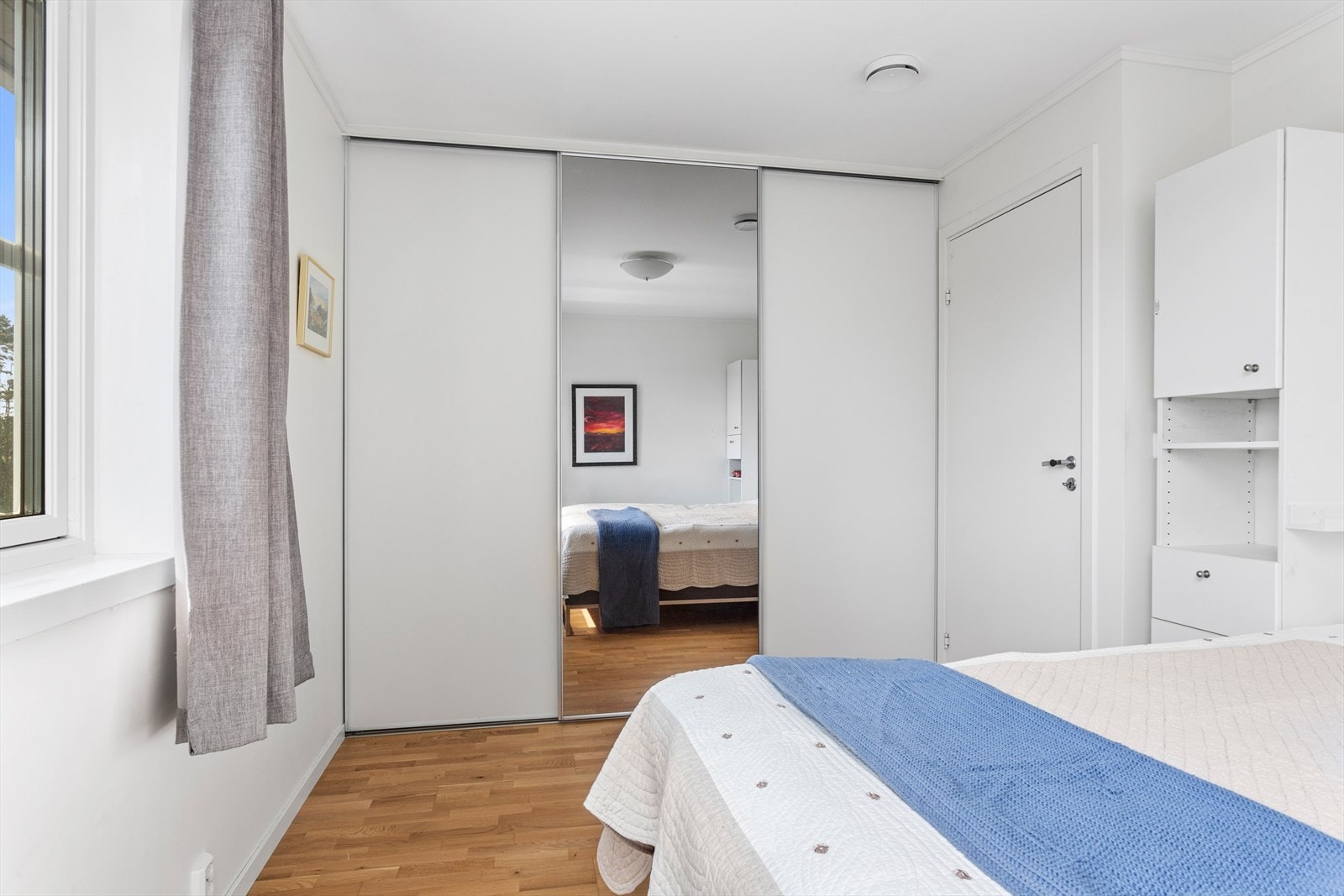 Soverom (1) har garderobeskap med speil i den ene døren. Galleribilde