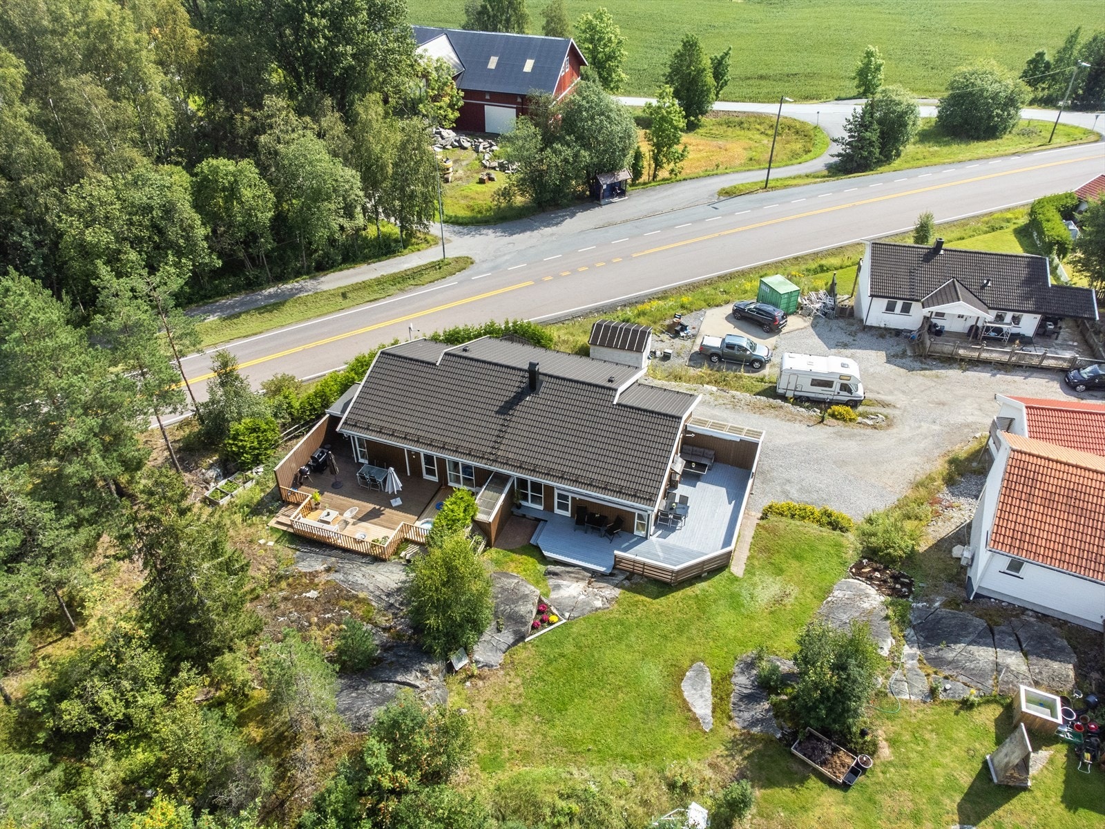 Drømkolleveien 34 er en halv tomannsbolig med nyere standard. Boligen har generelt et behagelig preg med romslig planløsning. Galleribilde