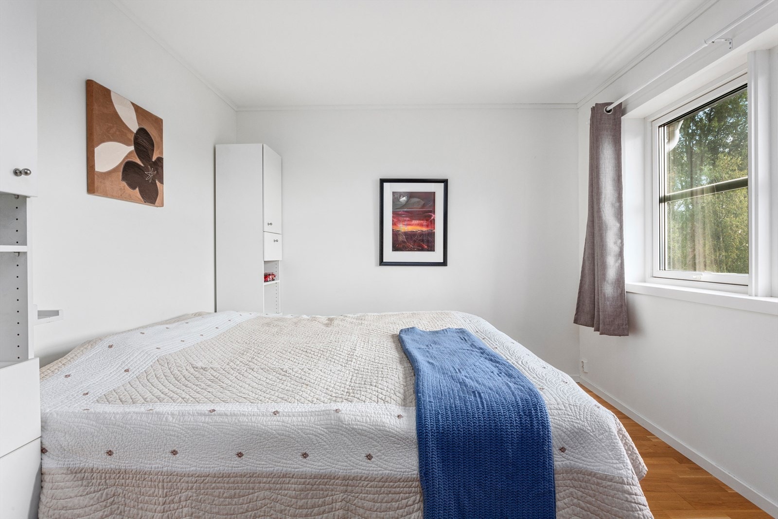 Soverom (1) har god plass til dobbeltseng. Galleribilde