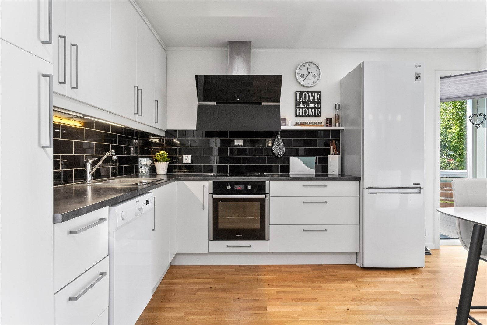 Kjøkkenet består av over-/underskap, laminert benkeplate, kjøle-/fryseskap, oppvaskmaskin, helstøpt servant med 2 kummer, innfelt ovn med platetopp og ventilator over. Galleribilde