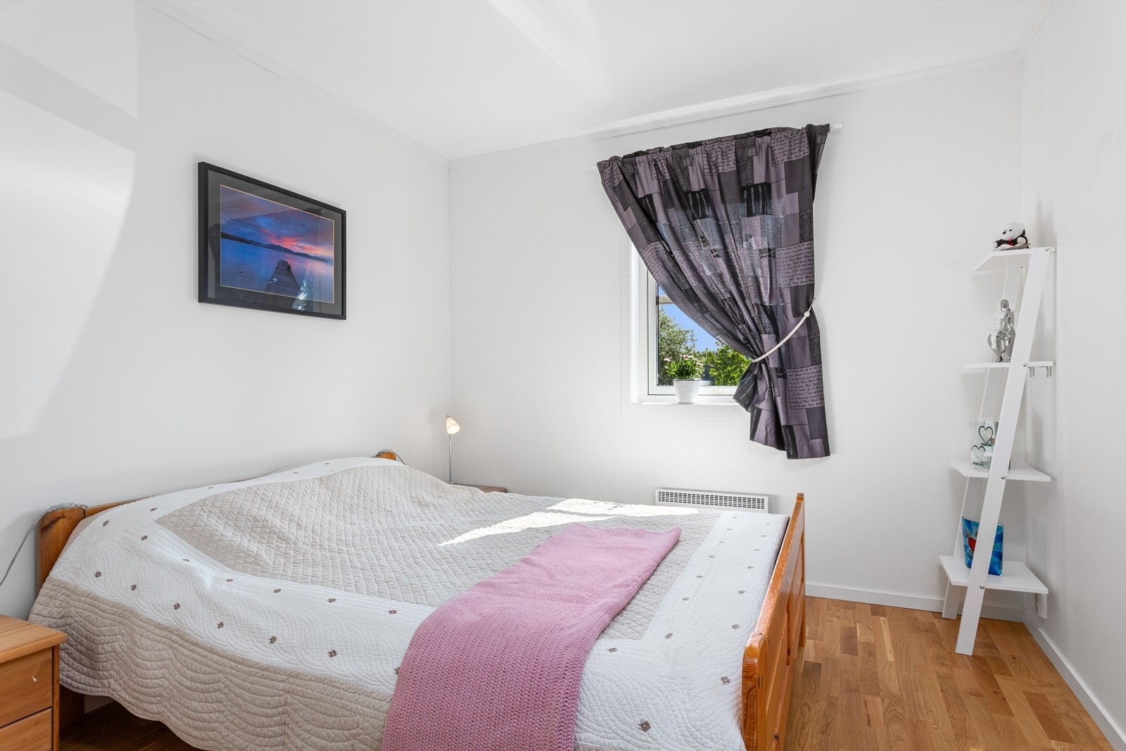 Soverom (3) har også plass til dobbeltseng med nattbord. Galleribilde