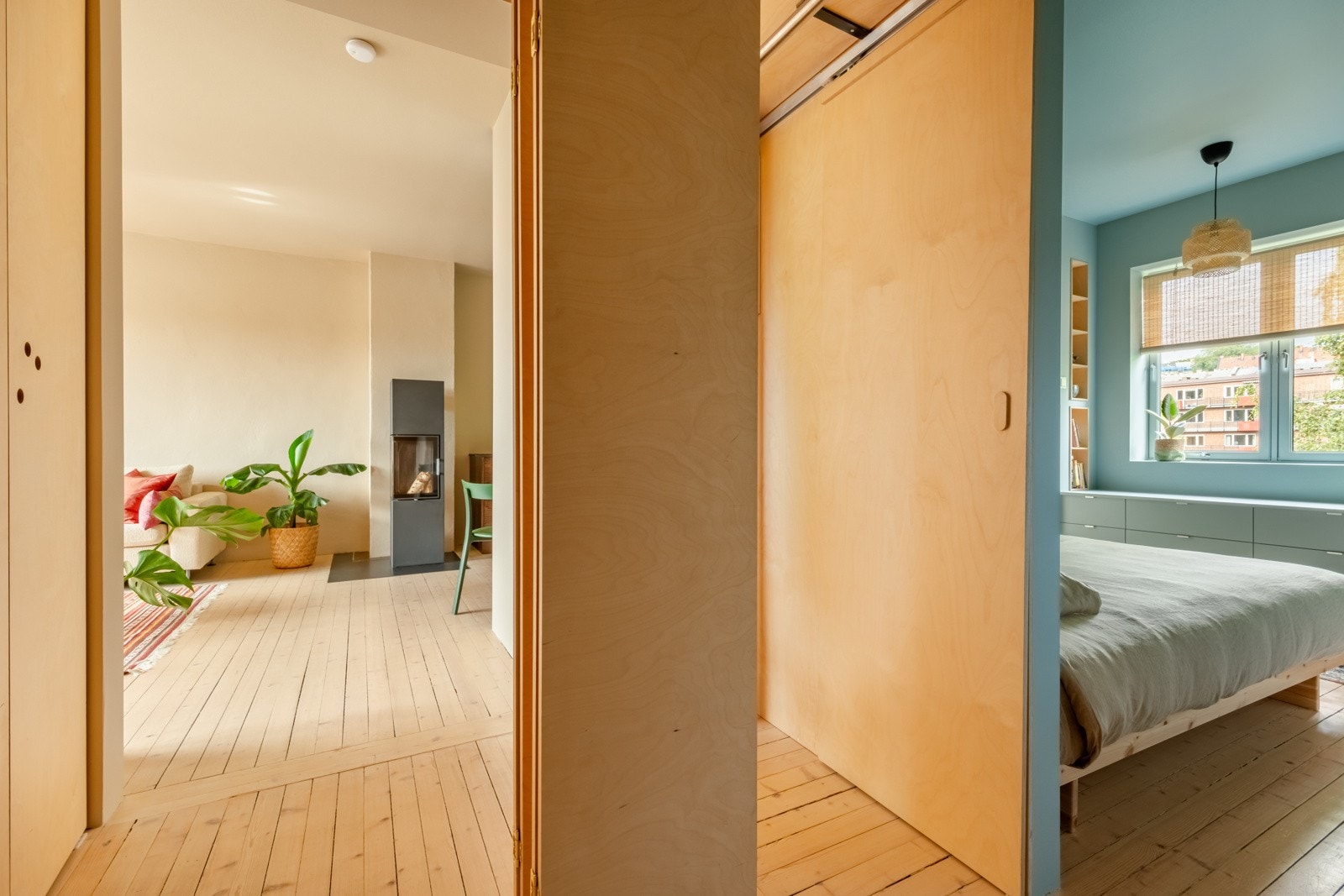 Egen garderobe mellom gangen og hovedsoverommet. Galleribilde