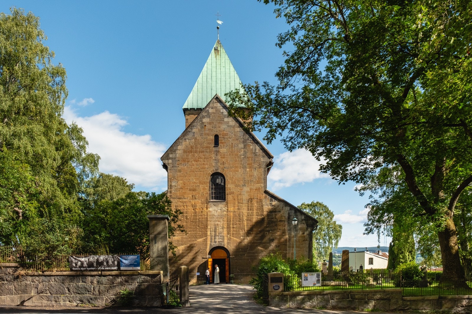 Gamle Aker Kirke er nærmeste nabo. Galleribilde