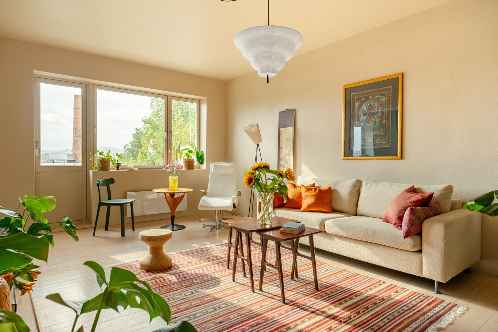 Vi starter inne i stua, der inntrykket domineres av de store vinduene mot utsikten. Galleribilde