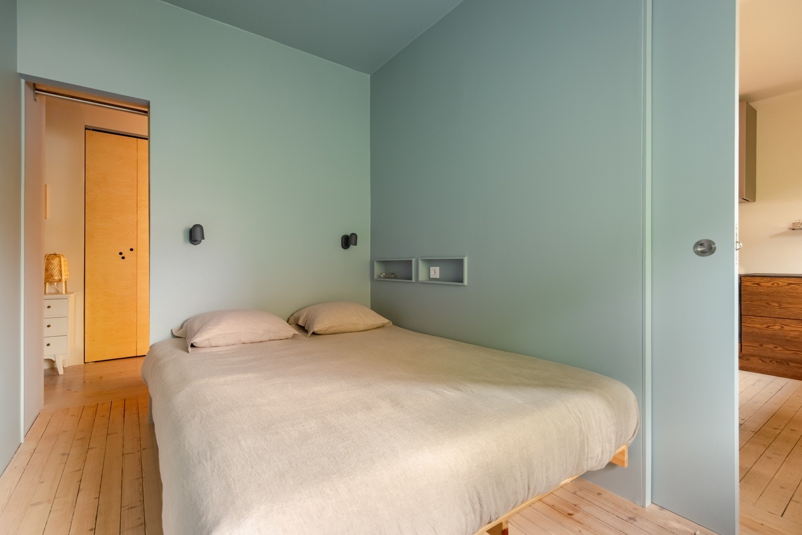 Ikke noe skap sier du? Joda, garderoben mellom gangen og dette rommet husker du. Galleribilde