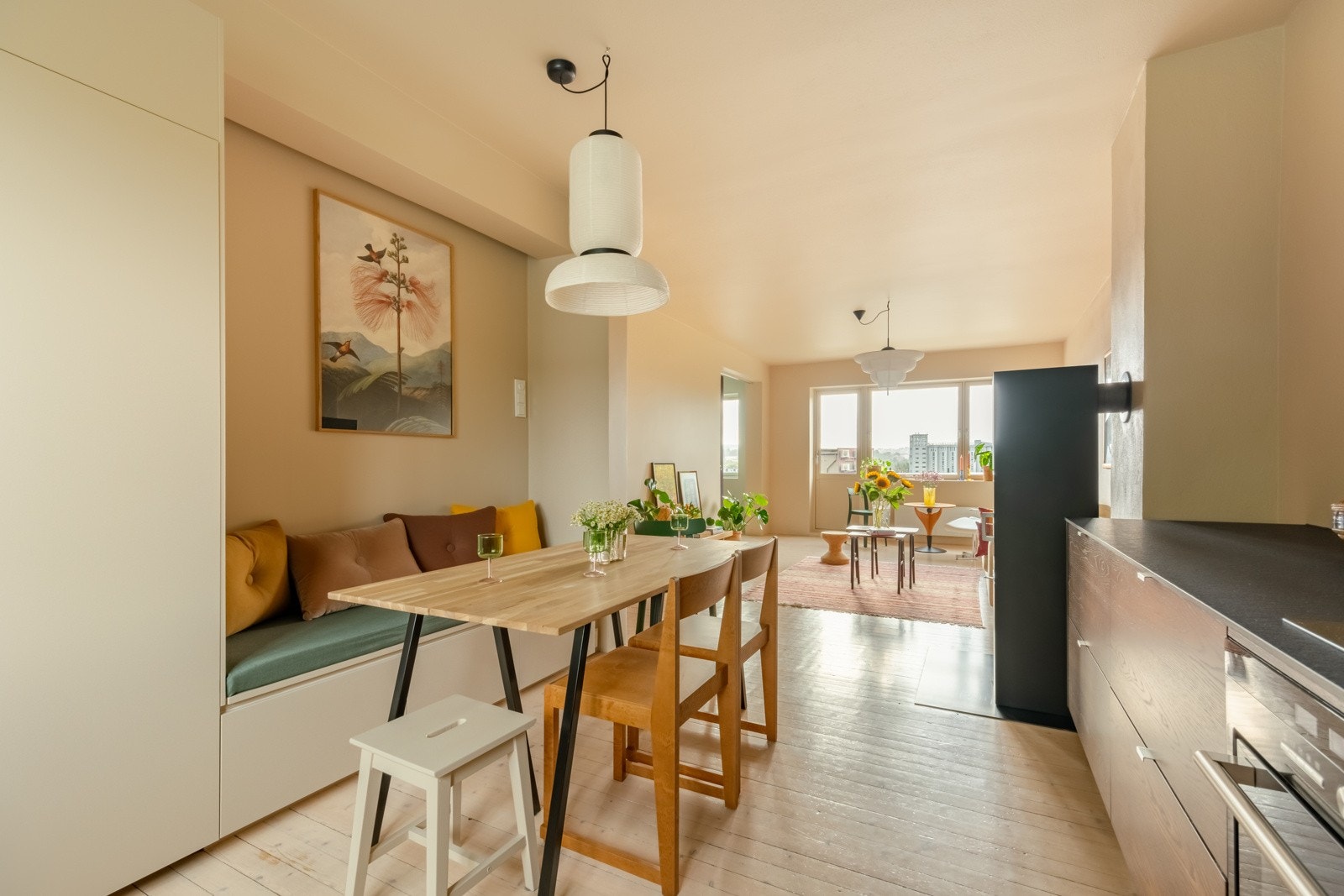 Et godt eksempel på en smart og stilig løsning: integrert sittebenk kombinert med skuffer og skap. Galleribilde