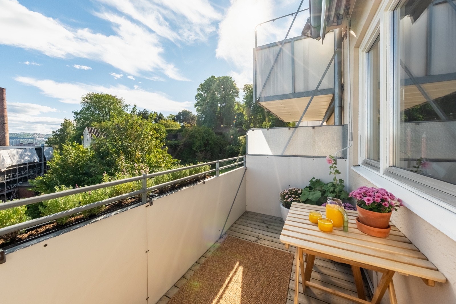 Det er plass til litt bord og stoler her. Galleribilde