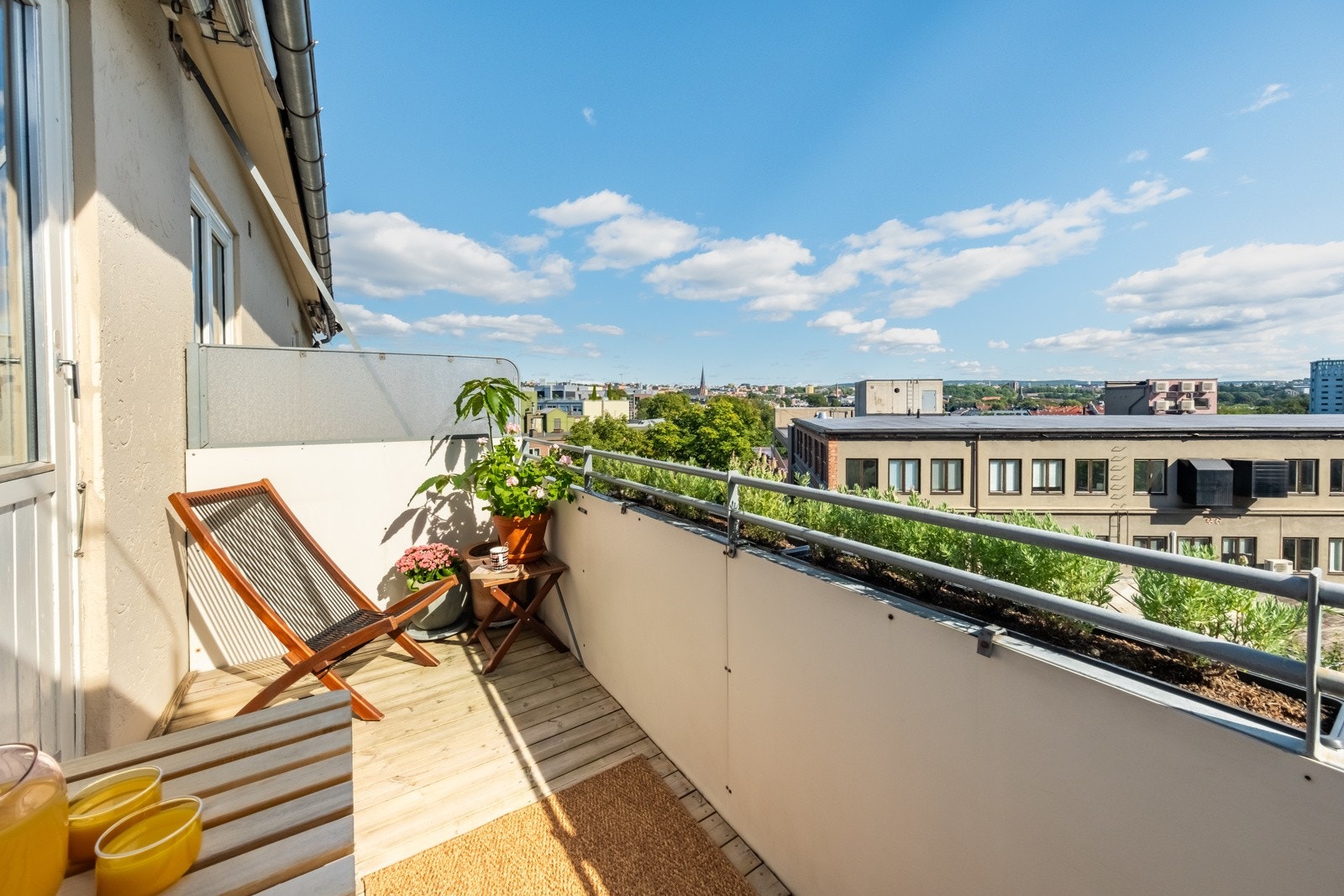 Balkongen utenfor stua er heelt på toppen, med sol store deler av dagen. Galleribilde