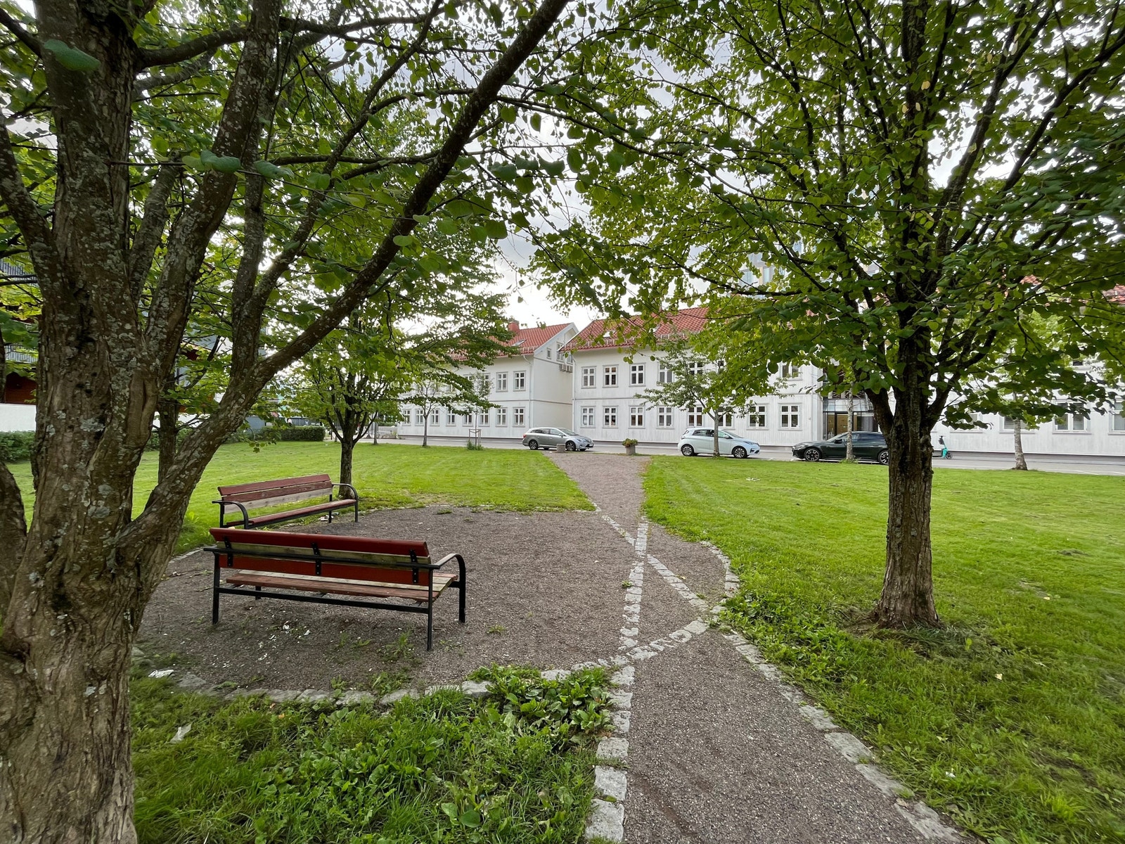 Idyllisk parkområde rett på baksiden av lokalet Galleribilde