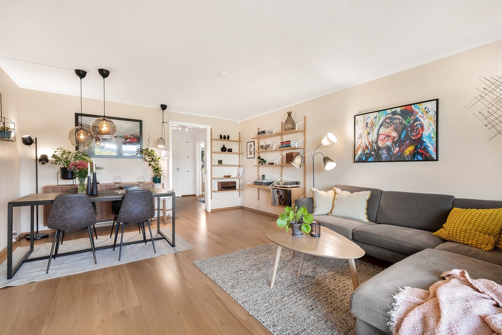 Romslig stue med åpen planløsning. Galleribilde