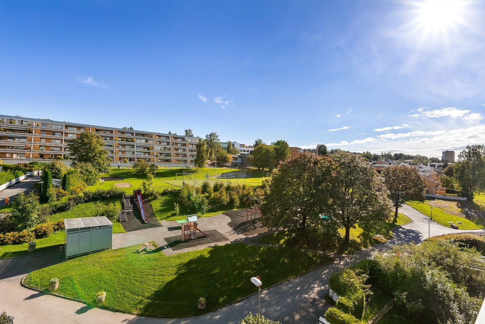 Grønne omgivelser med lekeplass og park. Galleribilde
