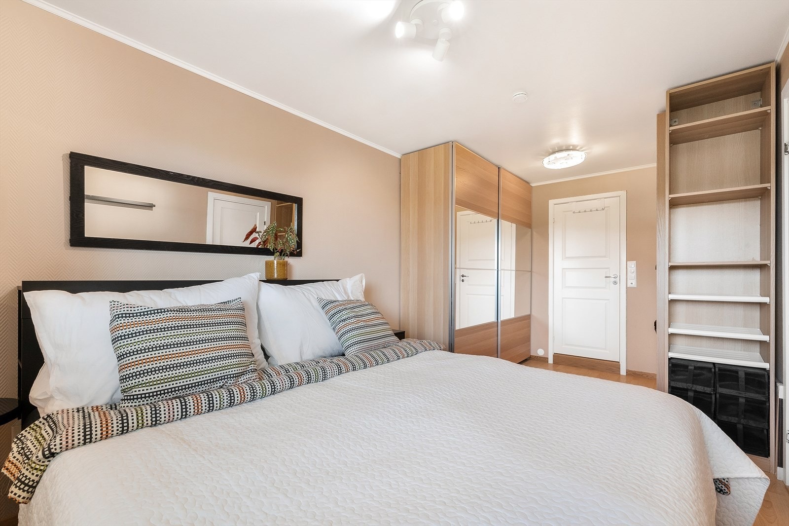 Hovedsoverom med innebygd garderobe. Galleribilde
