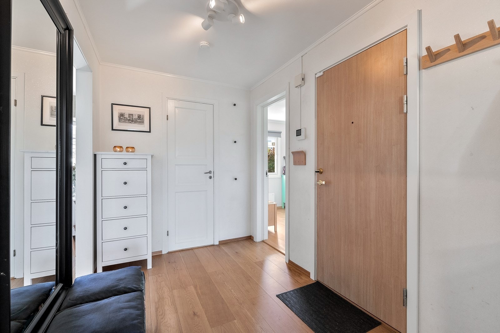 Inngangsparti med plass til oppbevaring. Galleribilde