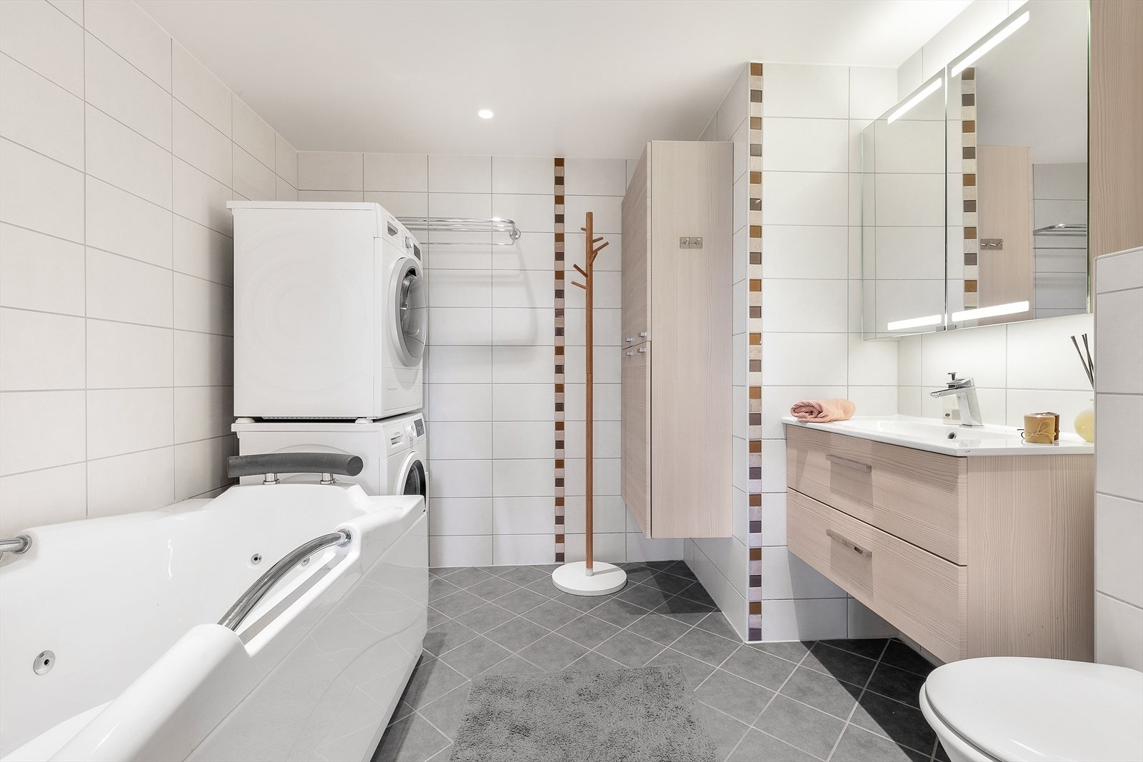 Baderom med badekar og vaskemaskin. Galleribilde