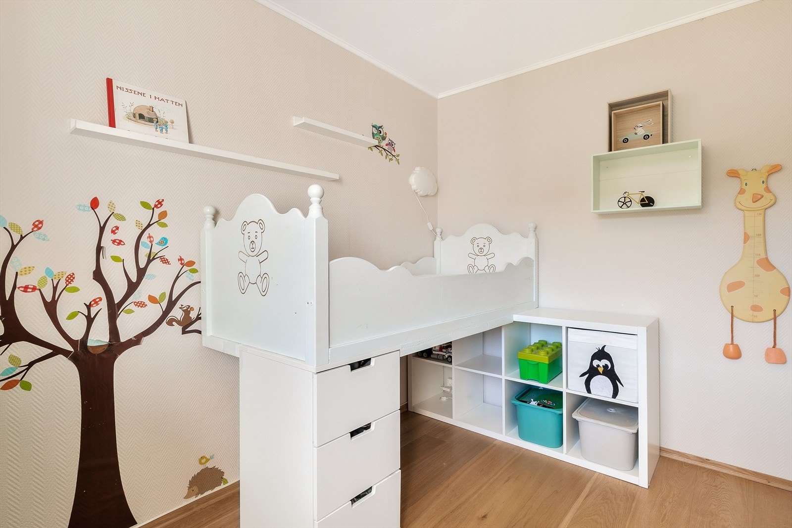 Barnerom med kreative veggdekorasjoner. Galleribilde