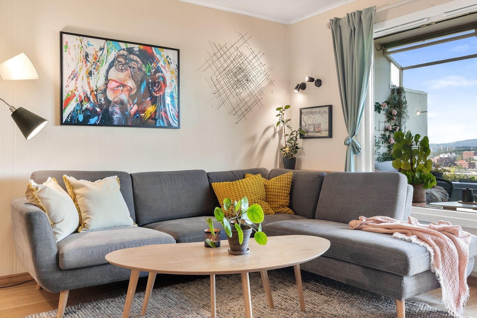 Komfortabel stue med plass til sofa. Galleribilde