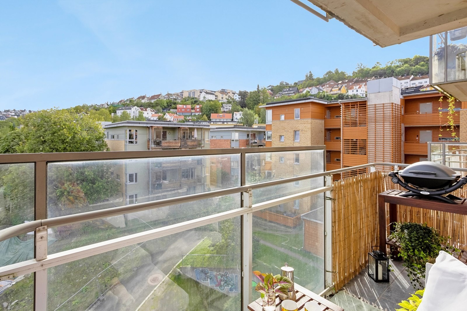 Her får du en lekker østvendt balkong på ca. 4,6 m² med nydelig utsikt! Galleribilde