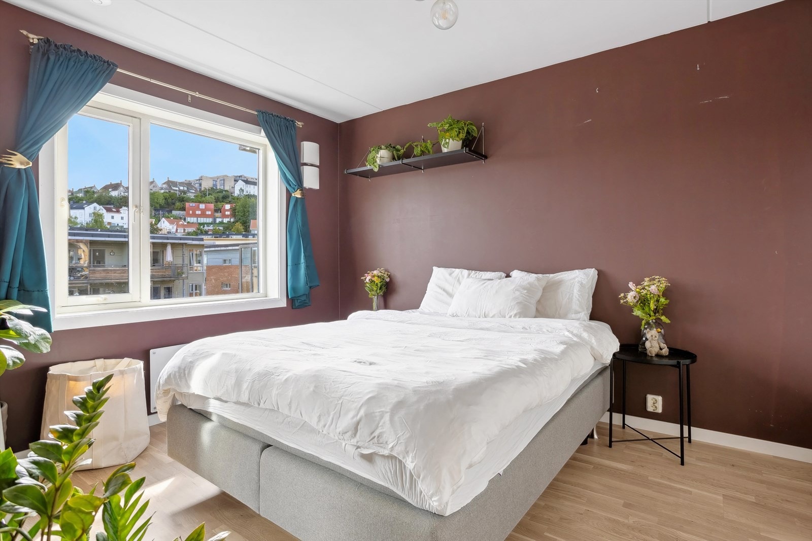 Pent soverom med god plass til dobbeltseng Galleribilde