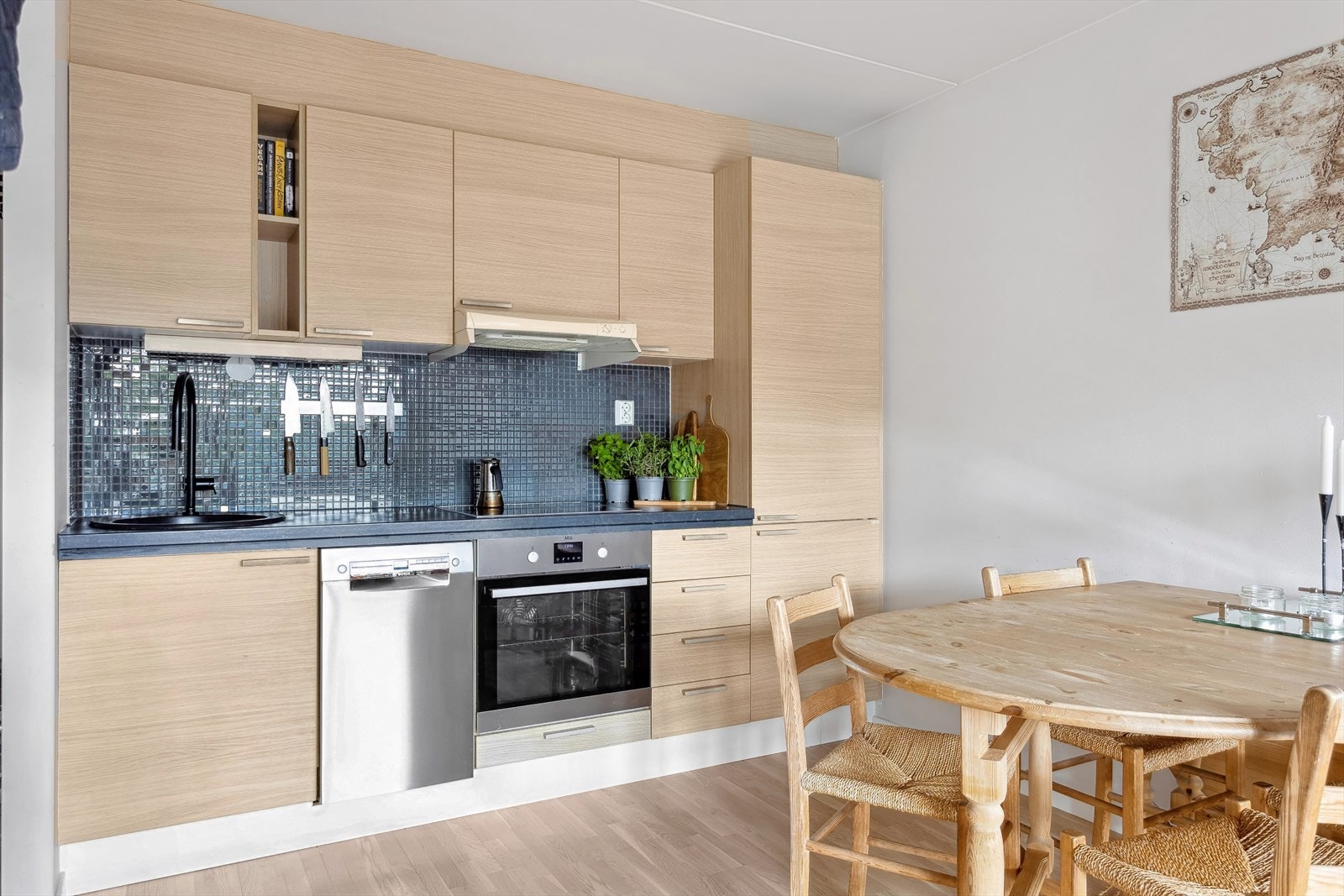 Moderne kjøkken med slette finerte fronter og laminat benkeplate med fliser over Galleribilde