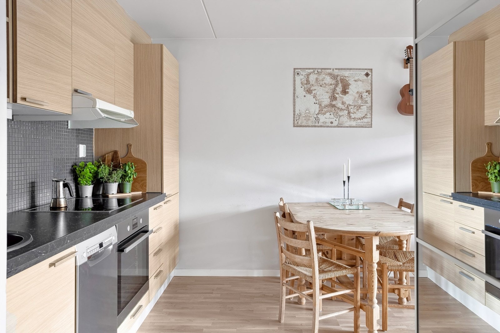 Kjøkkenet fremstår moderne og delikat. Her har du også god plass til spisemøblement Galleribilde