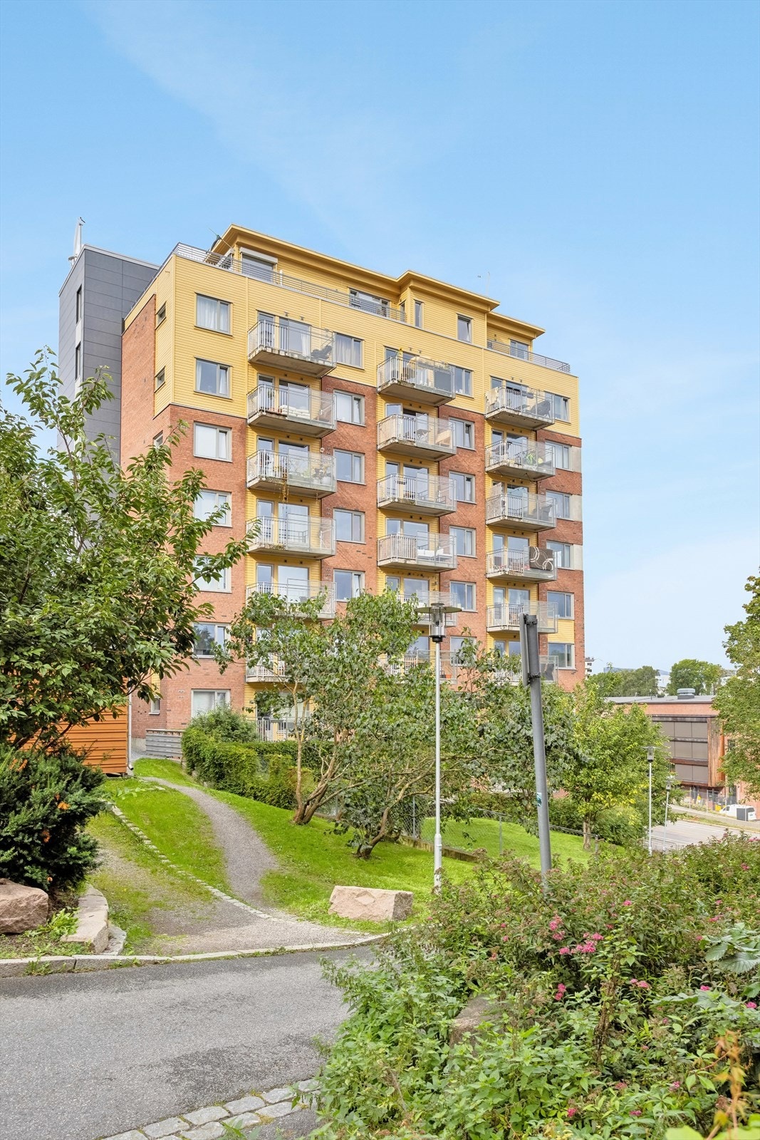 Leiligheten ligger plassert i dette moderne byggets 4.etasje Galleribilde