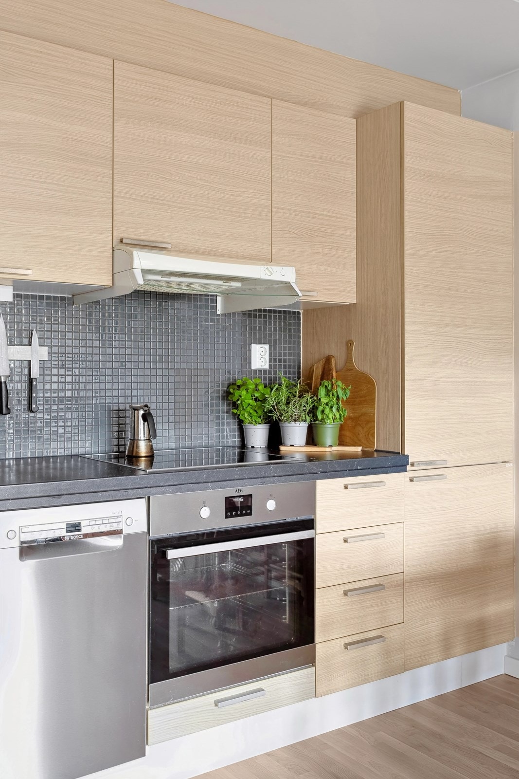 I 2023 ble kjøkkenet oppgradert med ny benkeplate og servant, platetopp og stekeovn Galleribilde