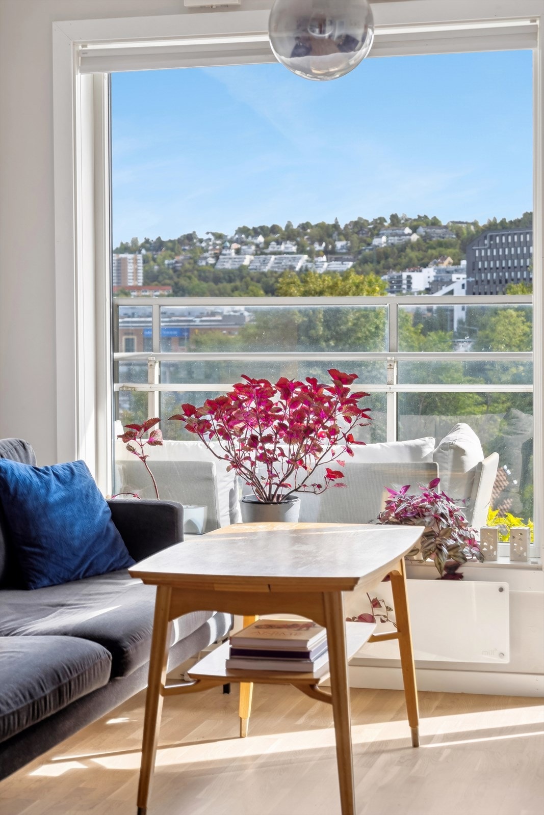 I stuen har du et stort vindu som slipper inn rikelig med lys. Her har du også utgang til en nydelig balkong! Galleribilde