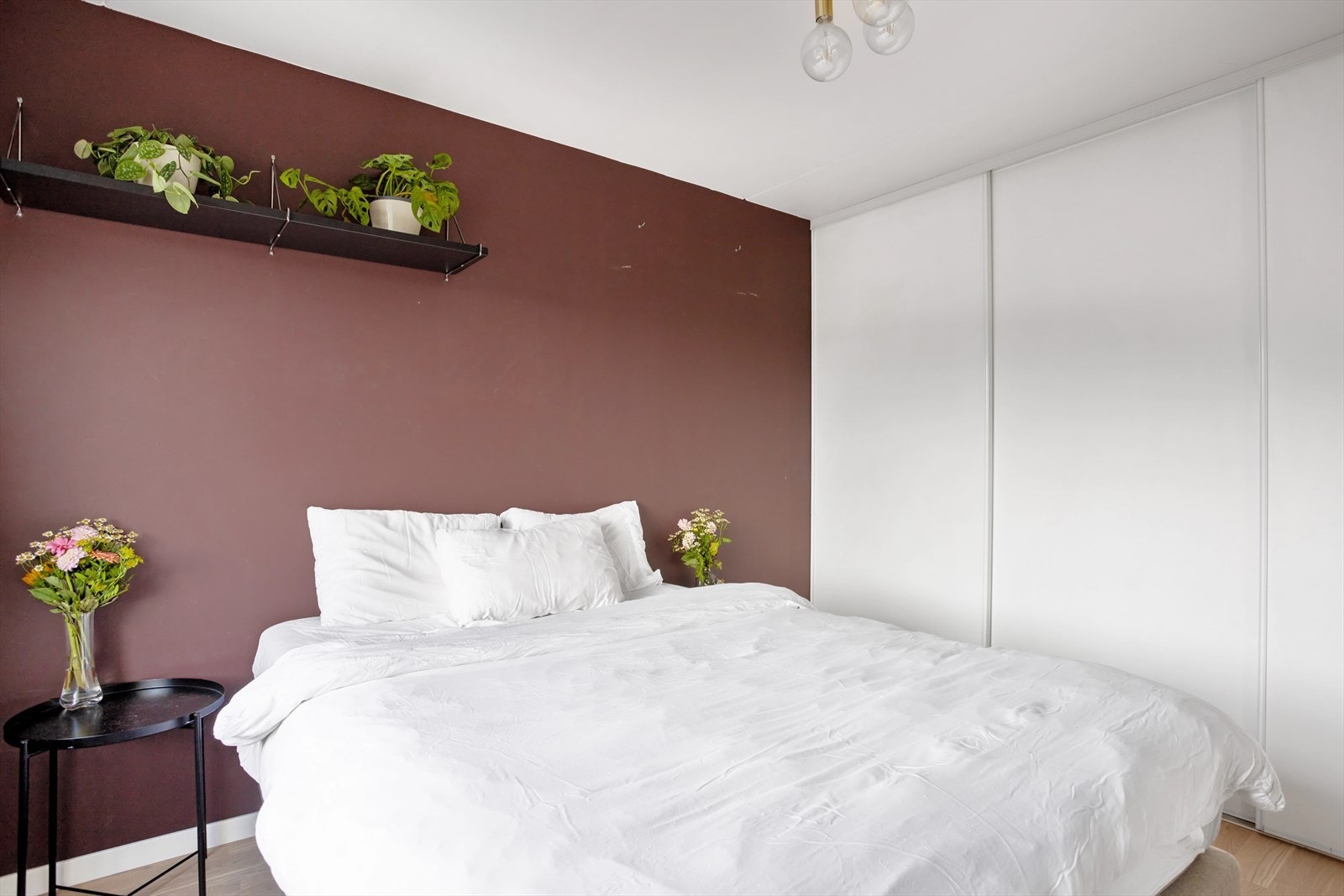 Praktisk garderobeskap på soverommet Galleribilde