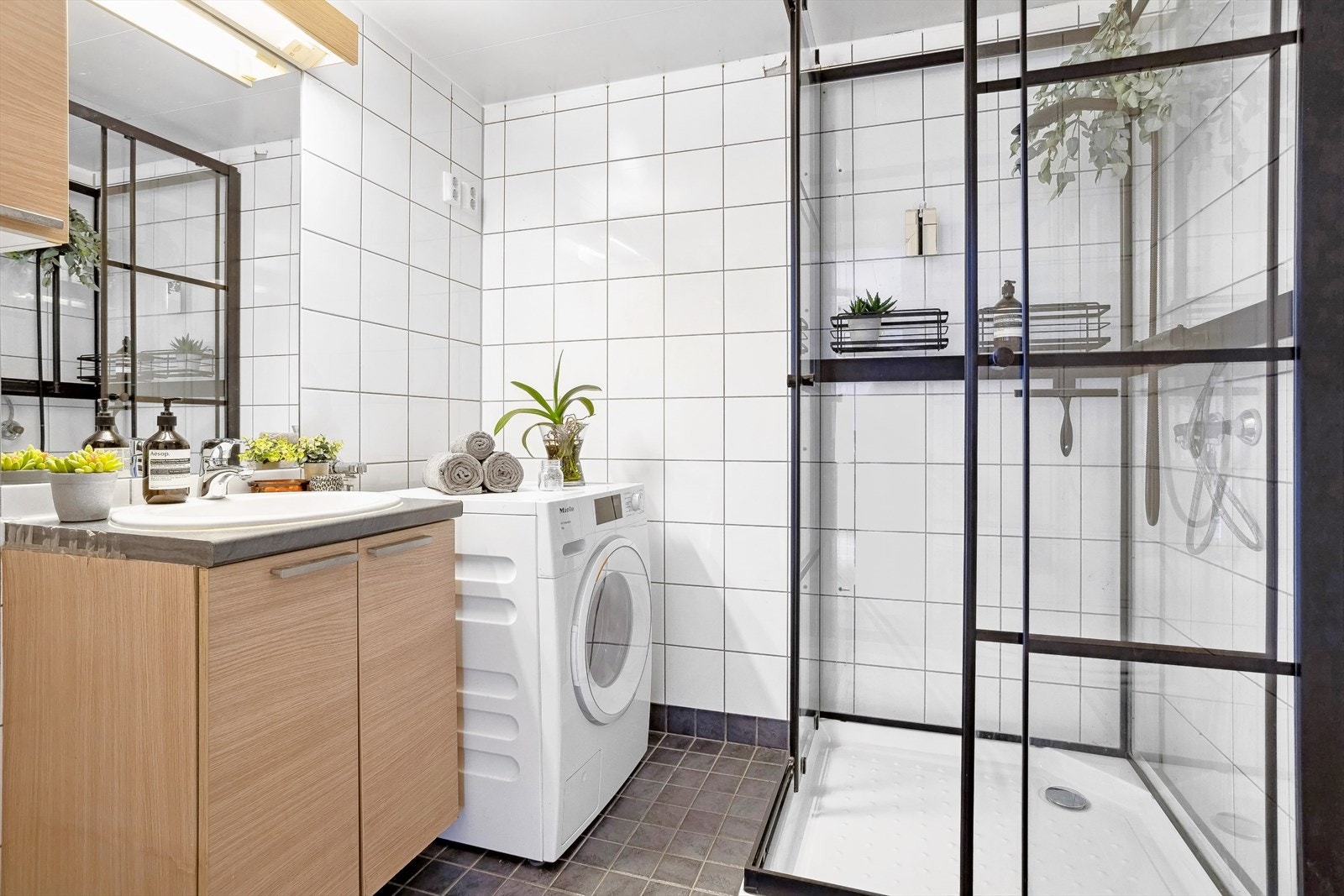 Pent flislagt baderom (2007) med varmekabler i gulvet Galleribilde