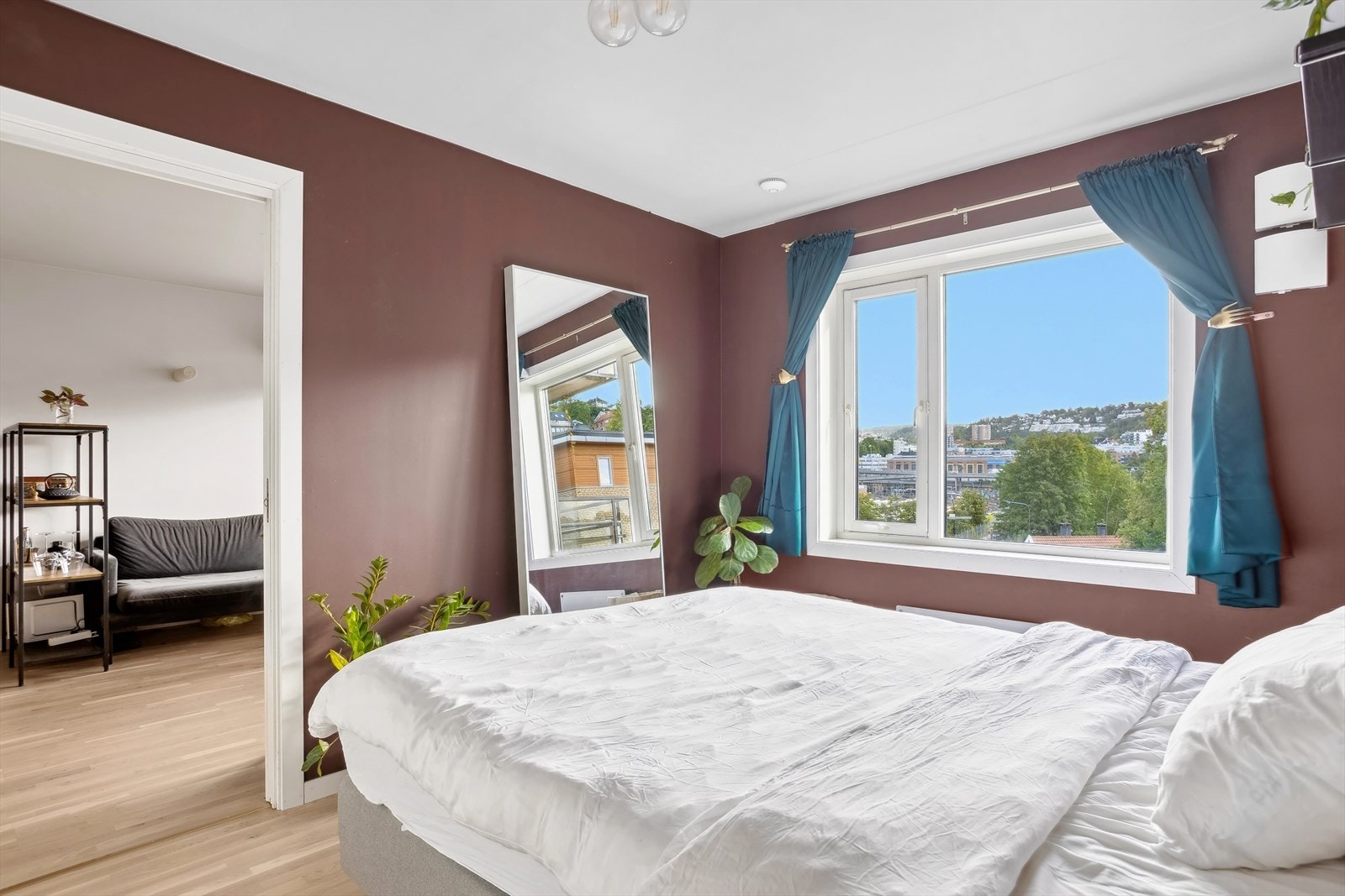 Fra stuen til soverommet er det en praktisk skyvedør. På soverommet har du også en nydelig utsikt!! Galleribilde