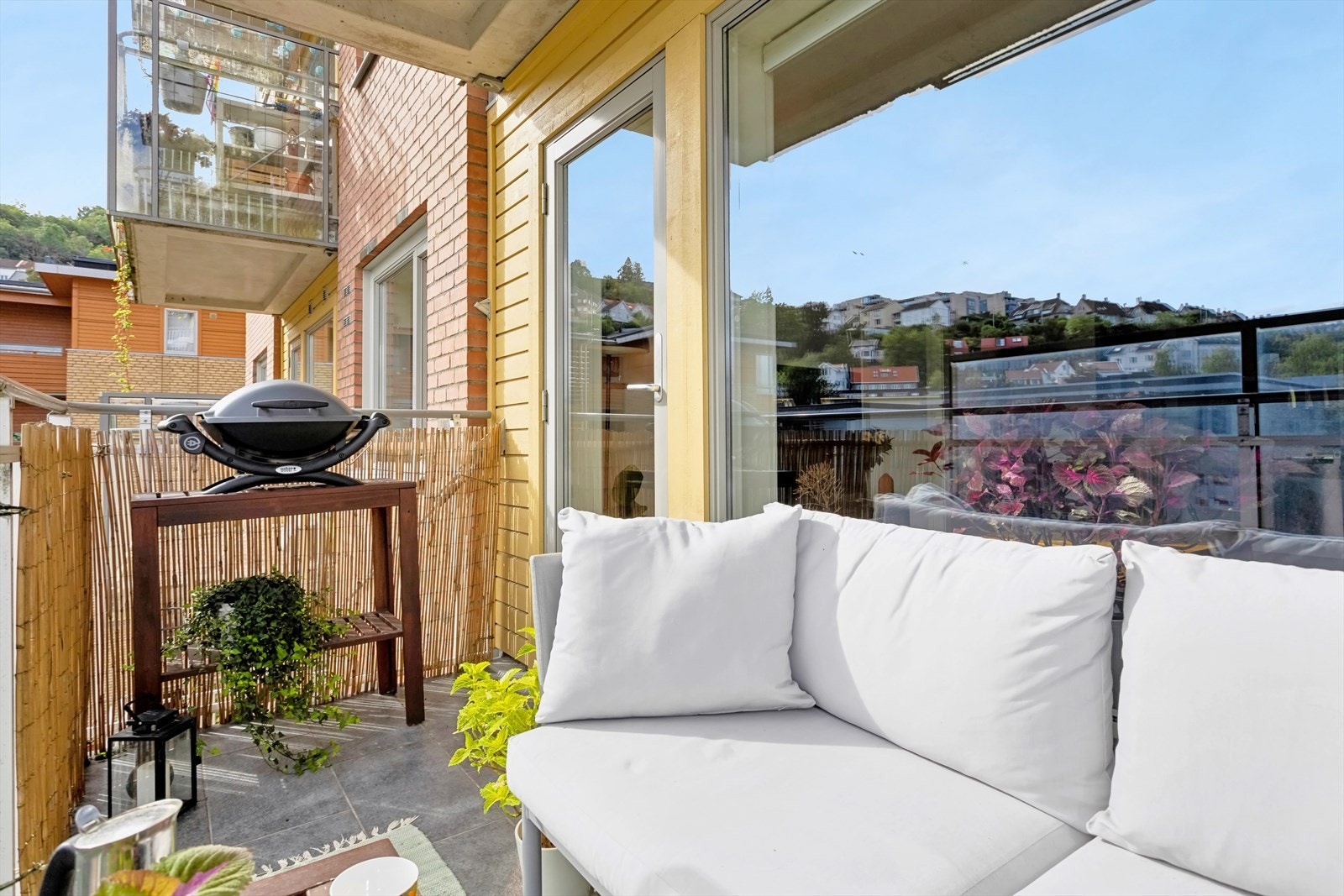 Balkongen har god plass til utemøblement og grill Galleribilde