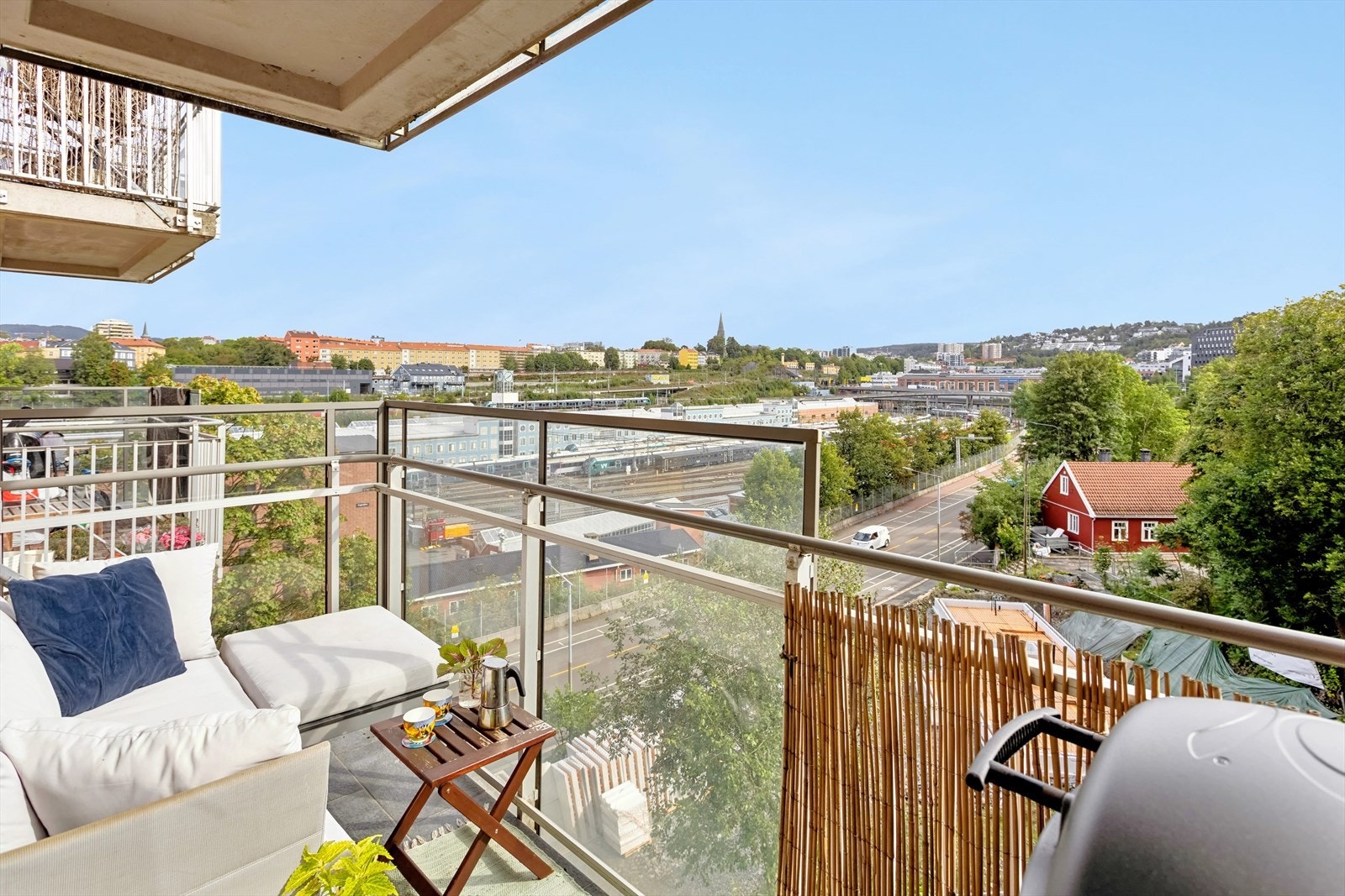 Fra stuen kommer du ut til en nydelig østvendt balkong på ca. 4,6 m². Her kan du nyte morgensolen! Galleribilde