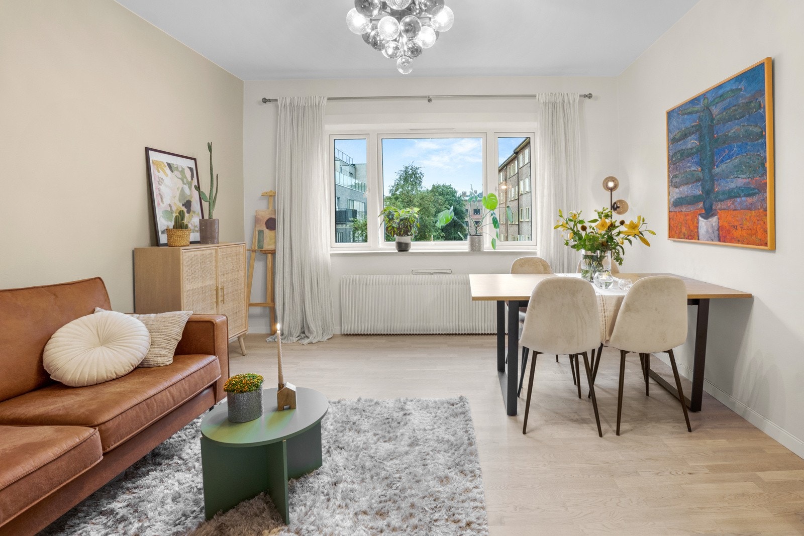 Boligen har en lys og romslig stue med god soneinndeling. Galleribilde