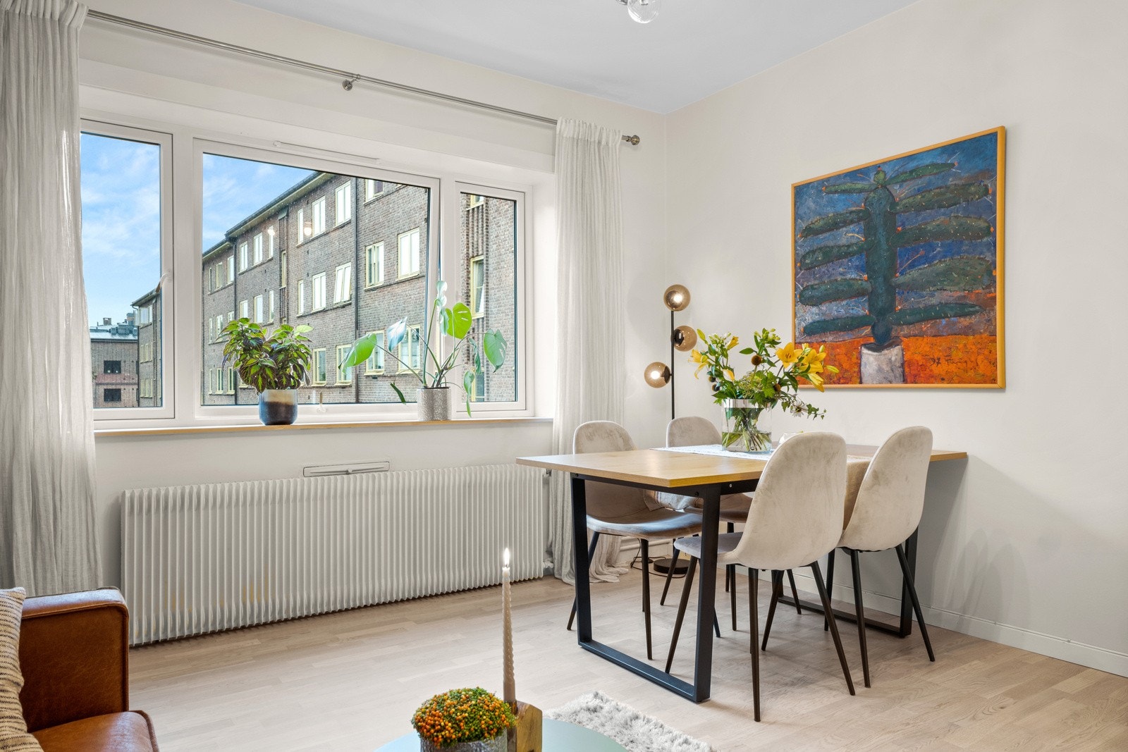 Stuen byr på plass til spisebord. Galleribilde