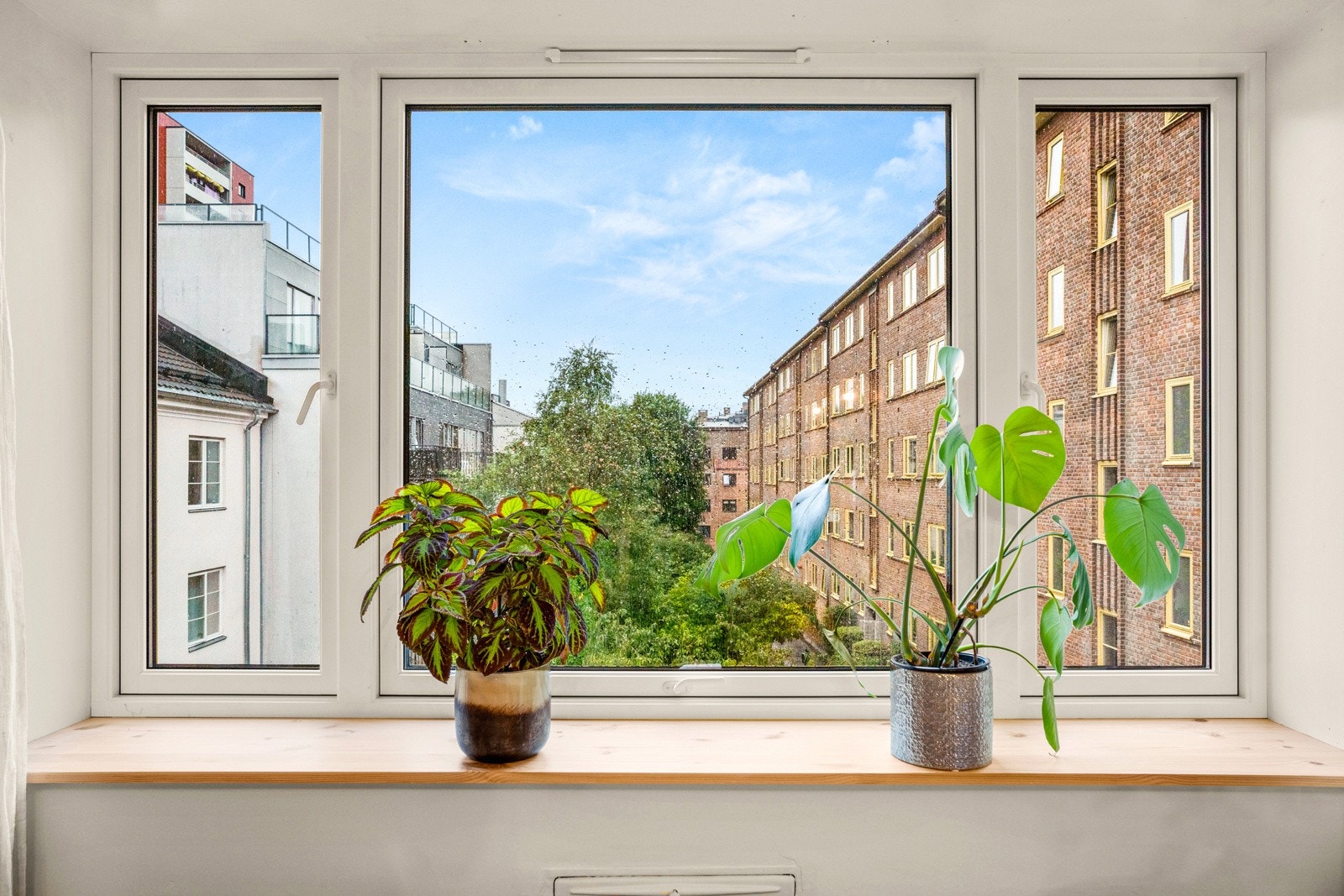 Stuen vender ut om stille indre gårdsrom. Galleribilde