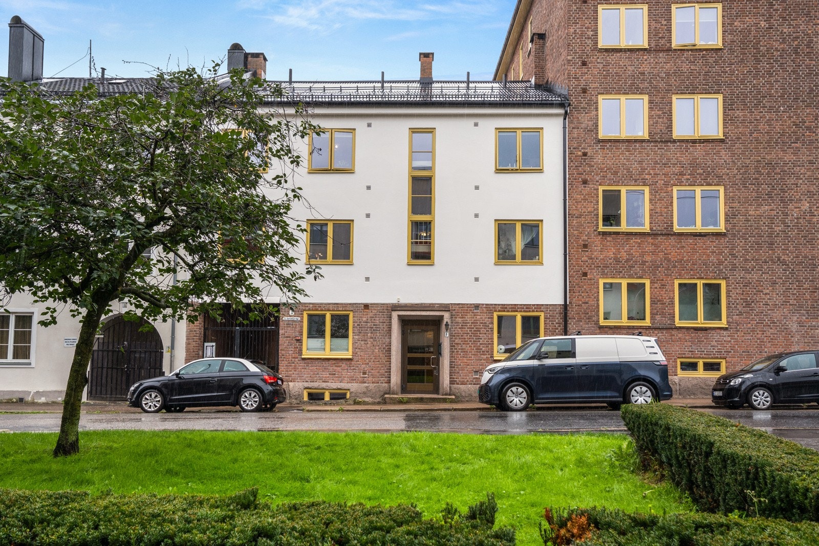 Fasade med gateparkering rett utenfor døren. Galleribilde