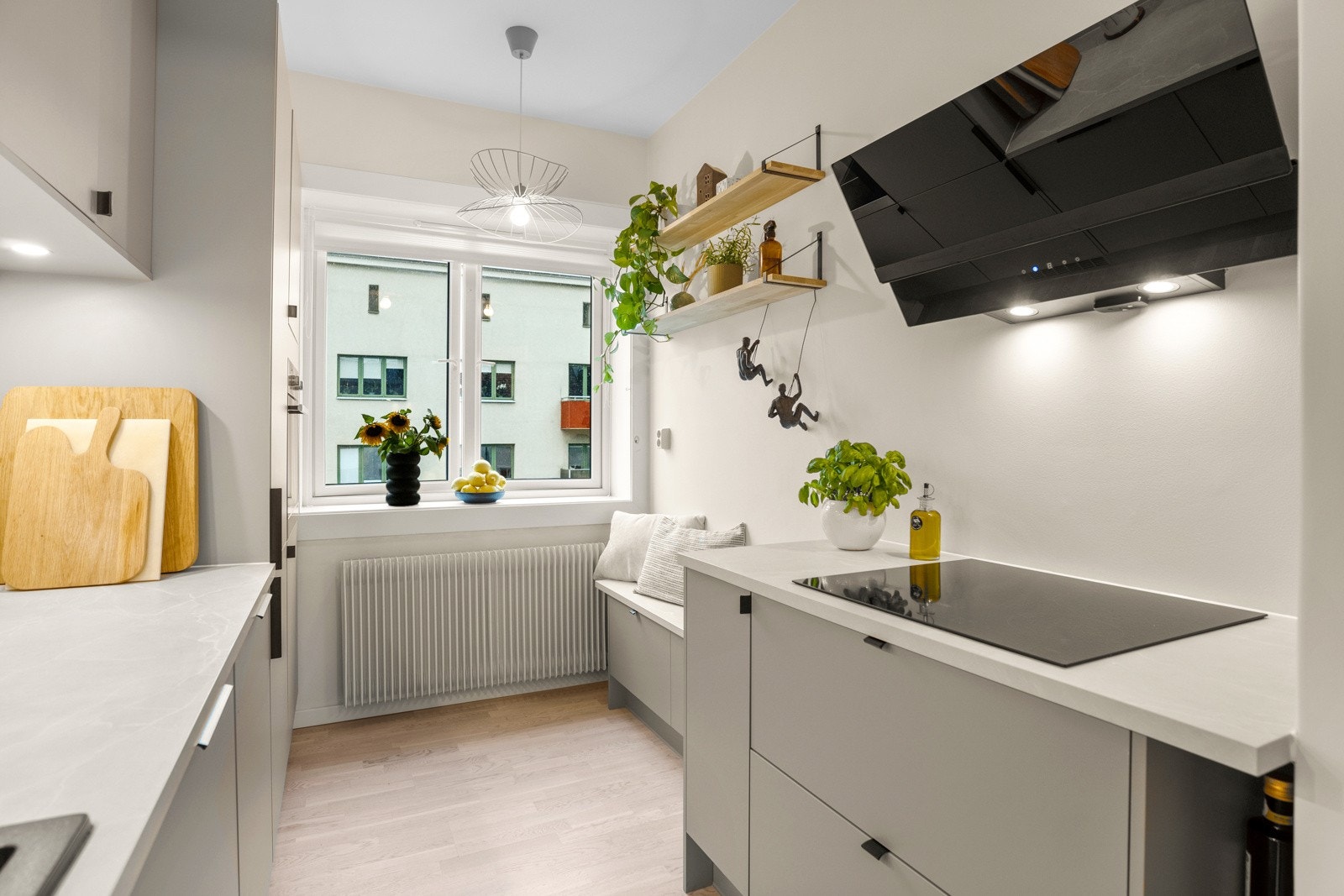 Lekker takhøy kjøkkeninnredning fra 2023. Kjøkkenventilator over induksjonstopp med avtrekk via sentralt avtrekksanlegg i bygget. Galleribilde