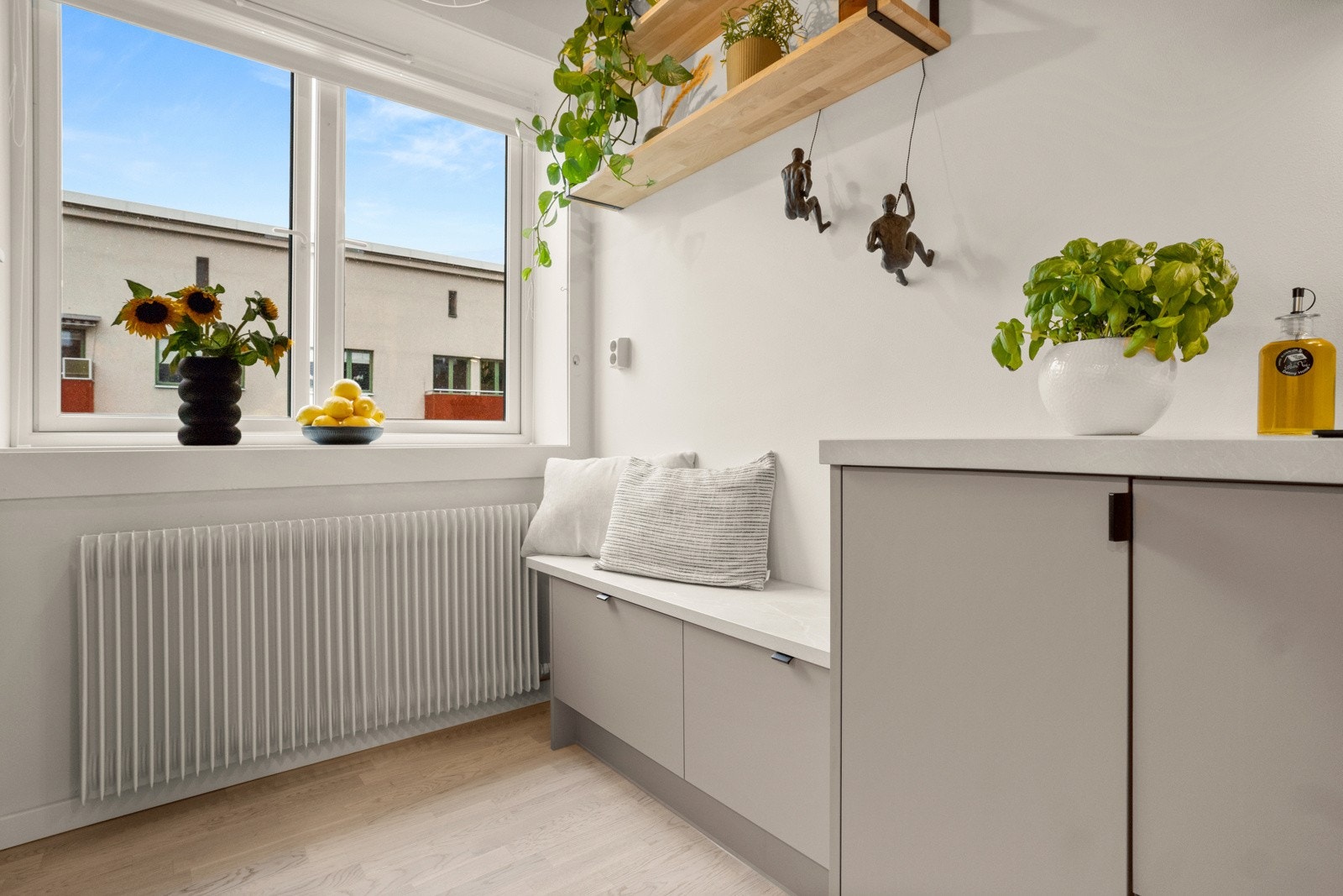 Praktisk plasstilpasset nisje med sittebenk og oppbevaring. Galleribilde