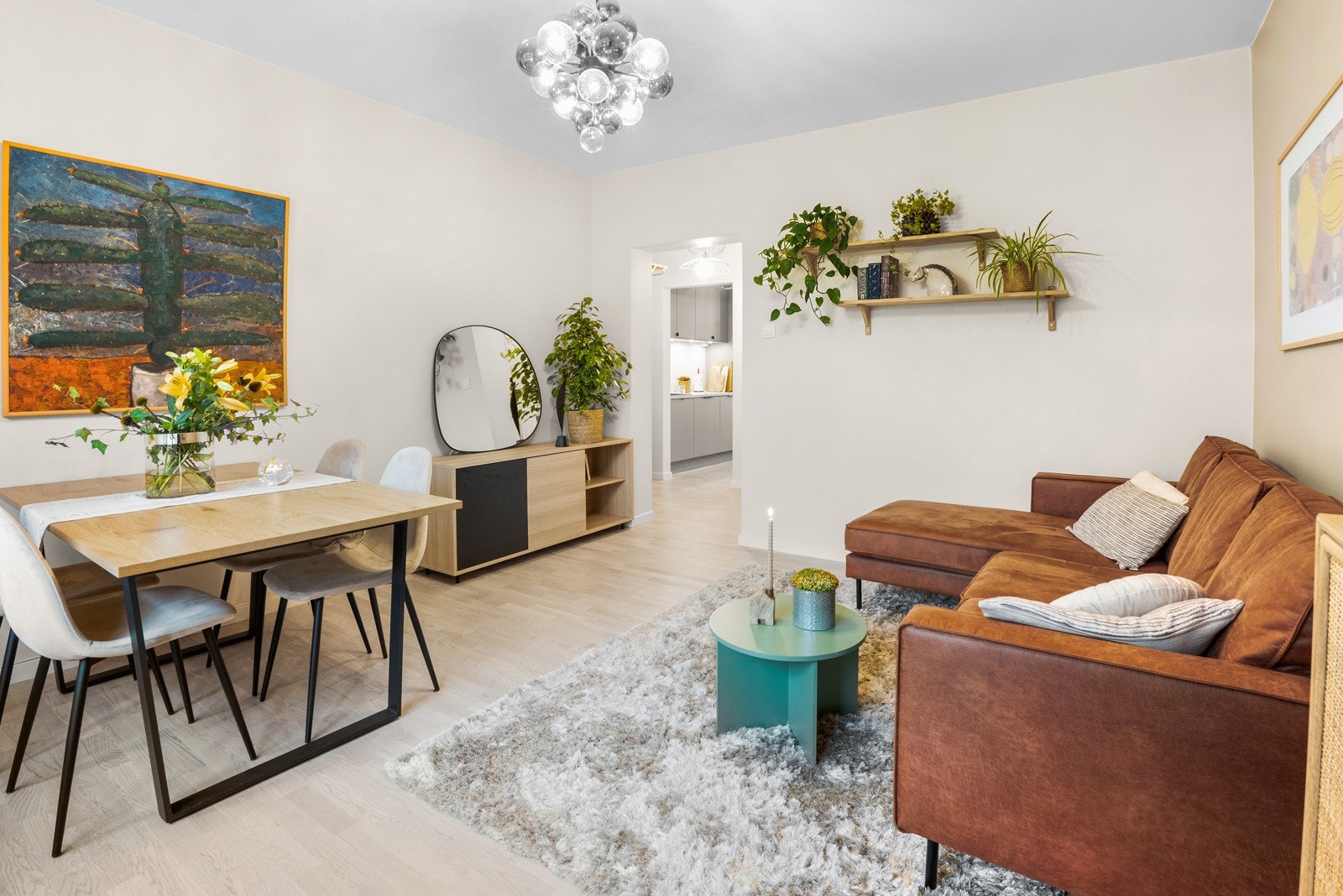 Det er plass til både sofagruppe med tilhørende møblement. Galleribilde