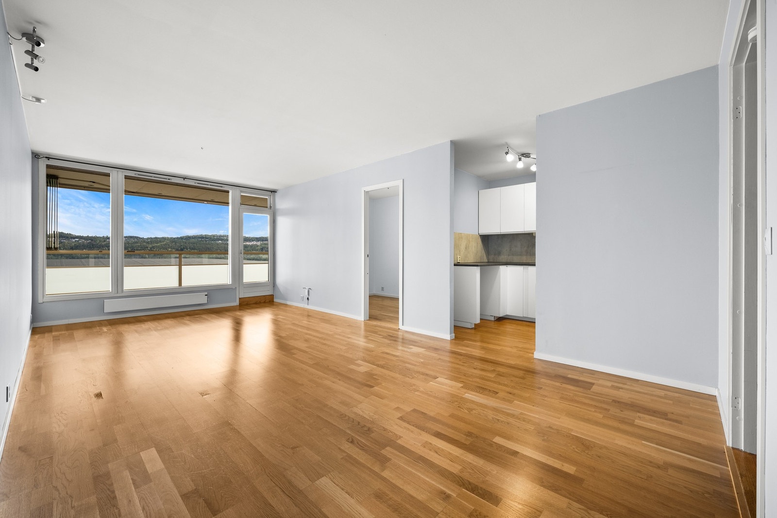 Stua har god plass til både sofa og tv-bord Galleribilde