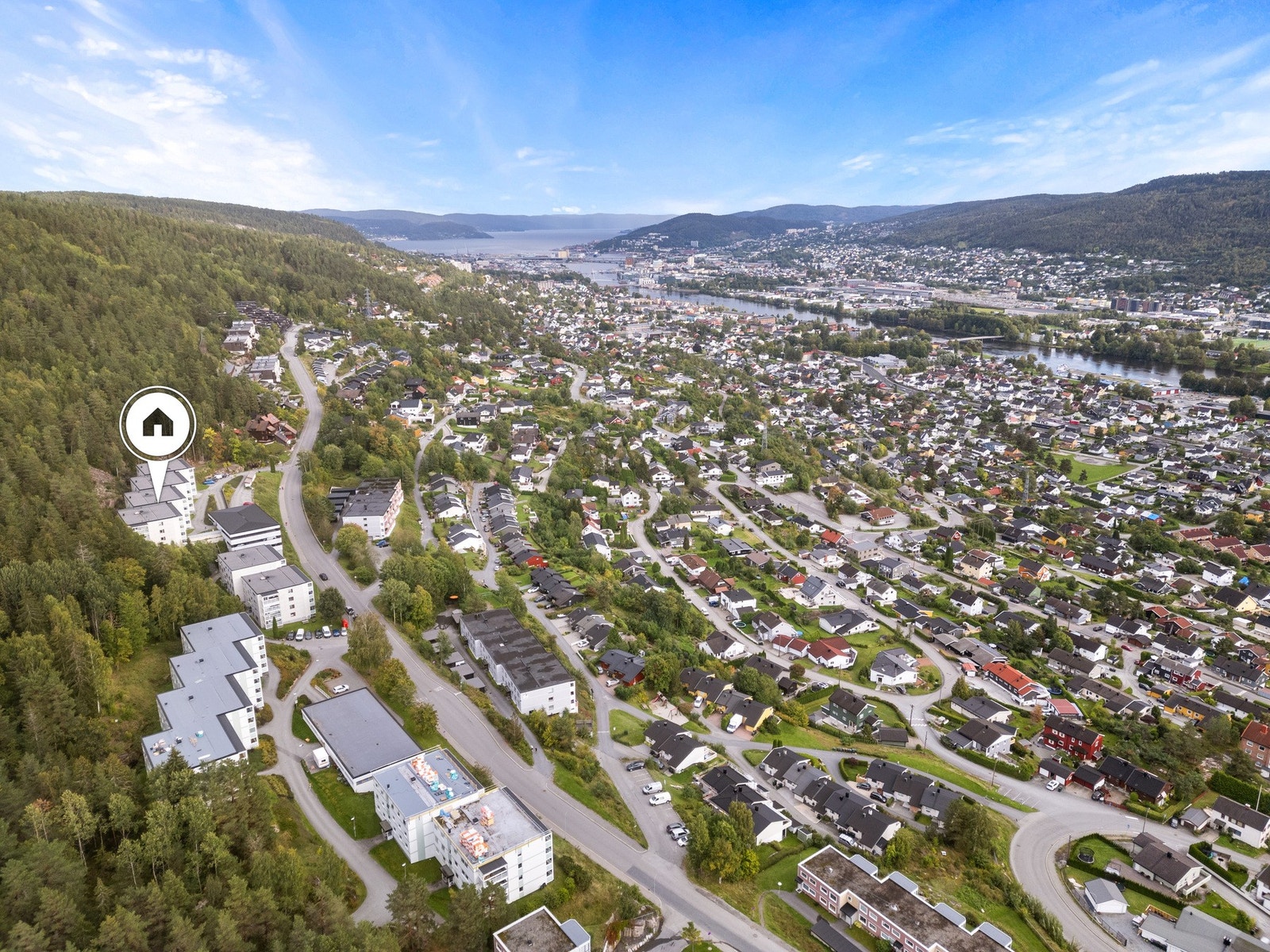 Bebyggelsen ligger helt inntil marka! Galleribilde