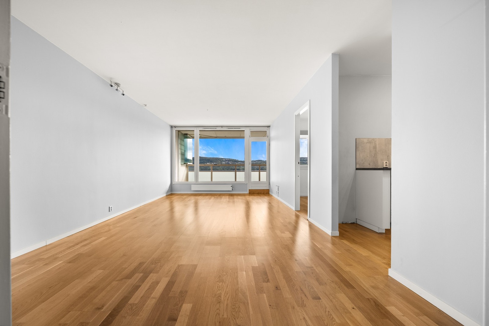 Romslig stue, med god plass til spisestue, sofa og TV-bord Galleribilde