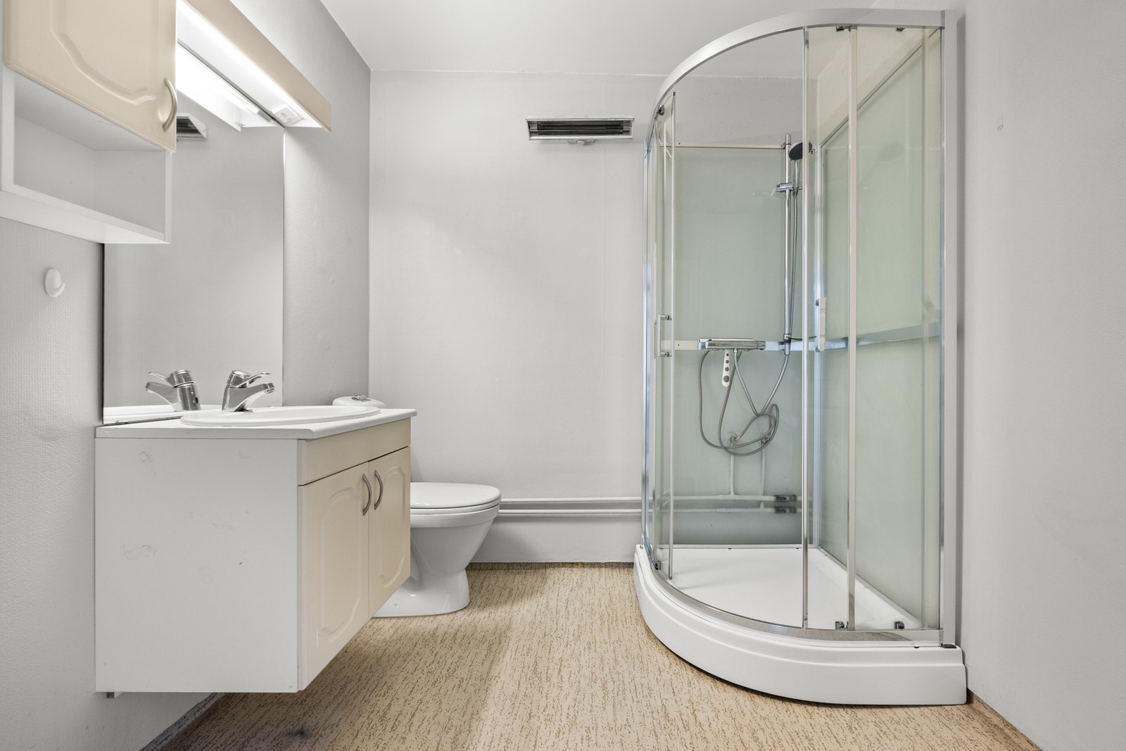 Badet er er stort og praktisk og med avsatt plass til vaskemaskin og tørketrommel i søyle Galleribilde