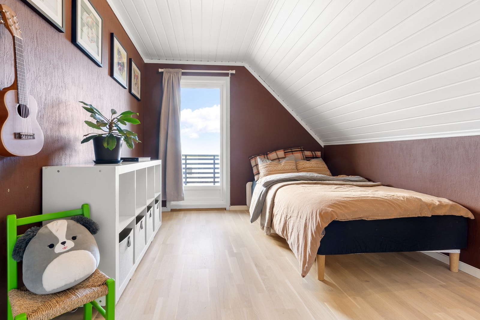 Soverom på omtrent 10,7 kvadratmeter med utgang til balkong. Galleribilde