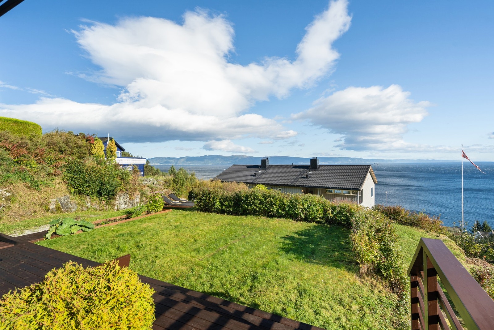 Med utgang fra stuen har man tilgang til en stor terrasse og hage. Galleribilde